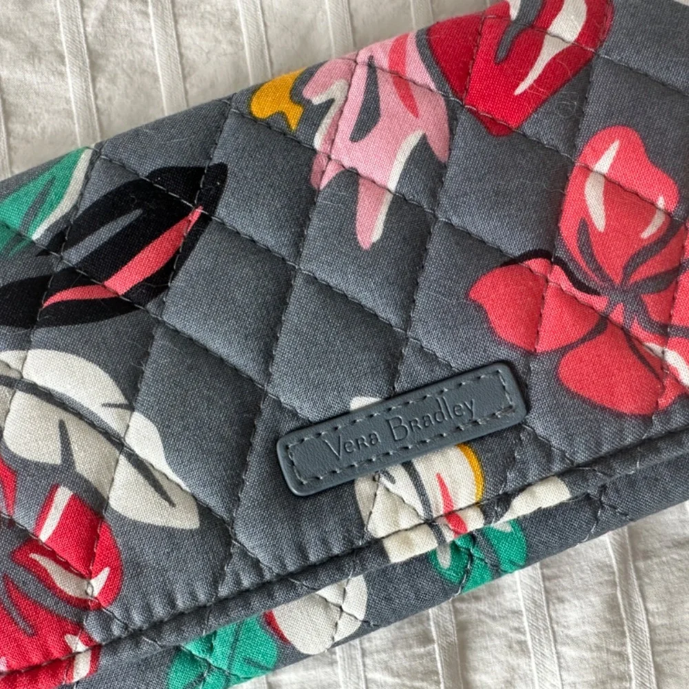 NWOT Vera Bradley Quilted Trifold Wallet Wristlet Gray Floral RFID